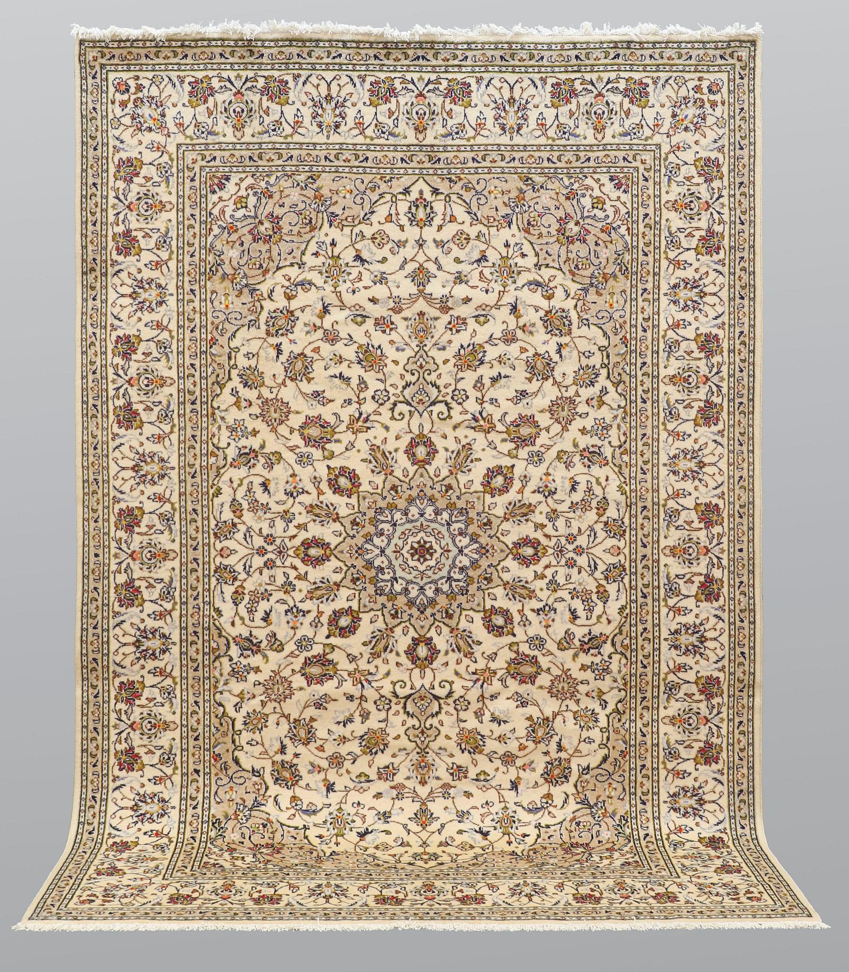 A carpet, Kashan, ca 306 x 200 cm.