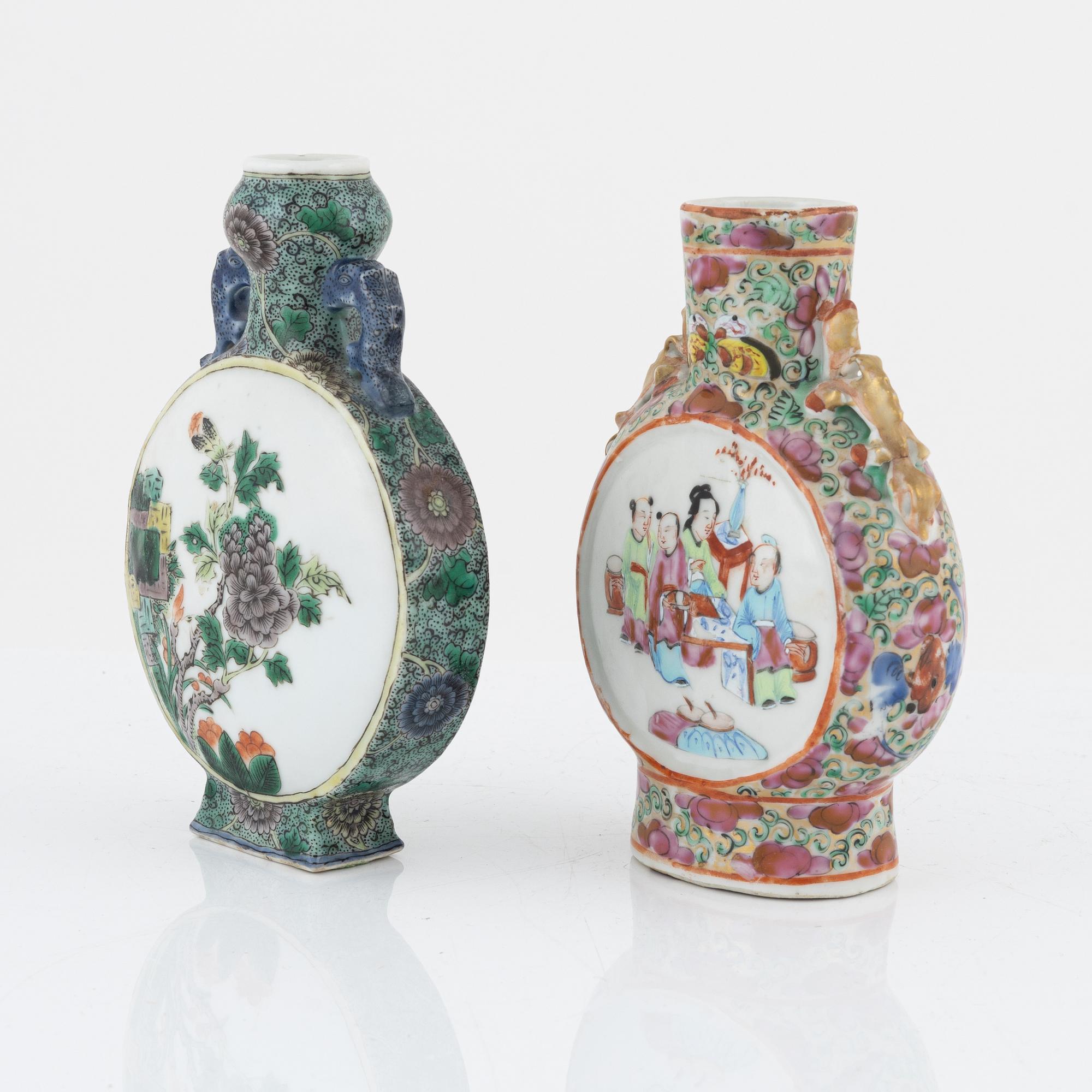 Two porcelain moon flasks, China, Qing dynasty, 19th-20th century.