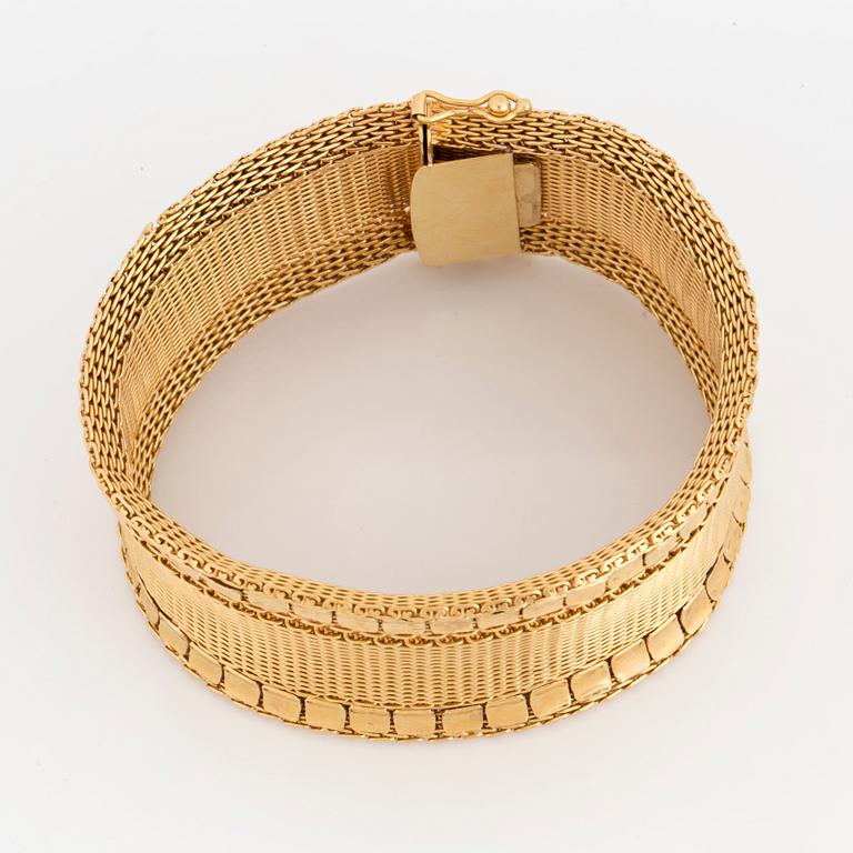 ARMBAND, 18K guld, vävt mönster med rektangulära guldplattor på kanterna.