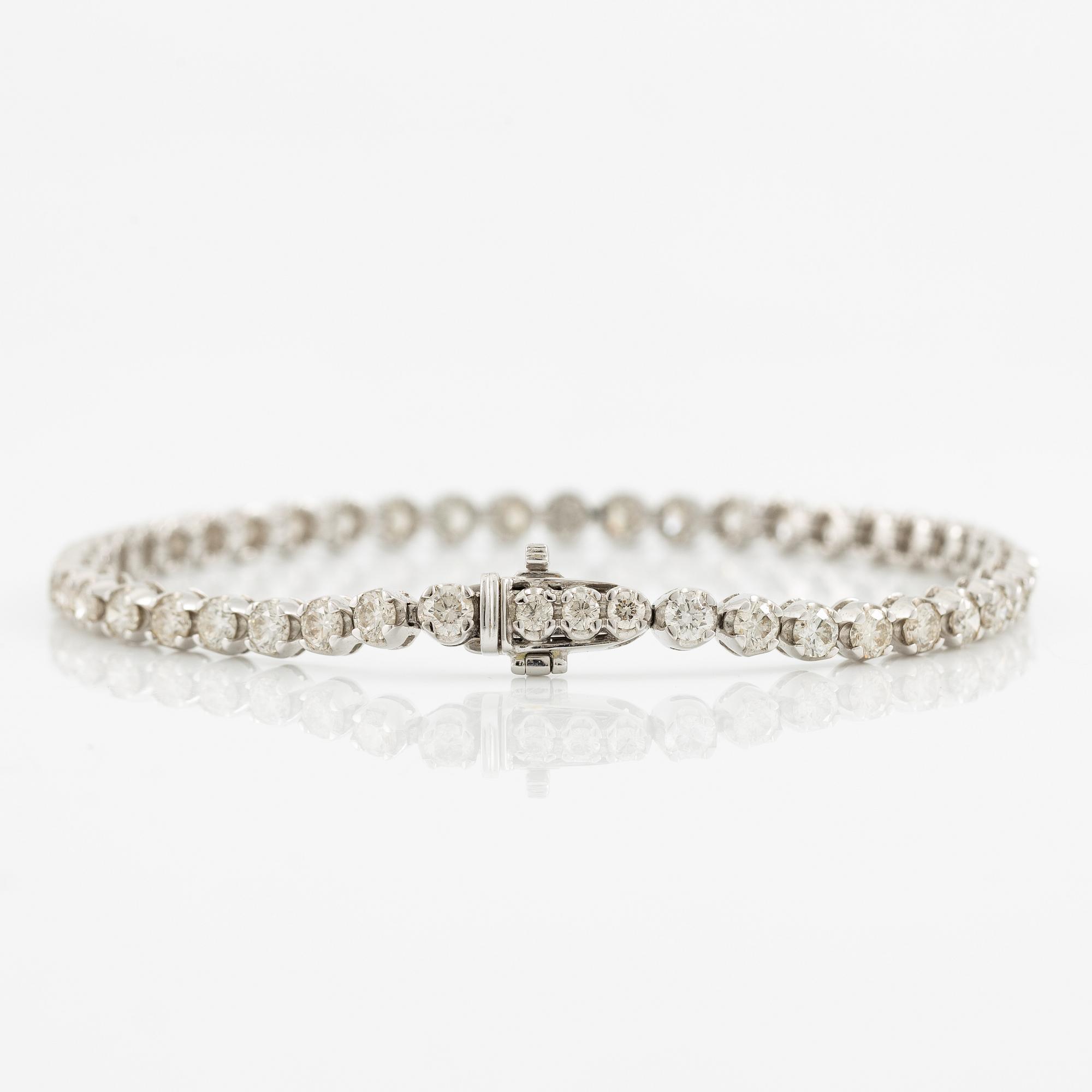 Tennis bracelet 18K white gold with brilliant-cut diamonds.