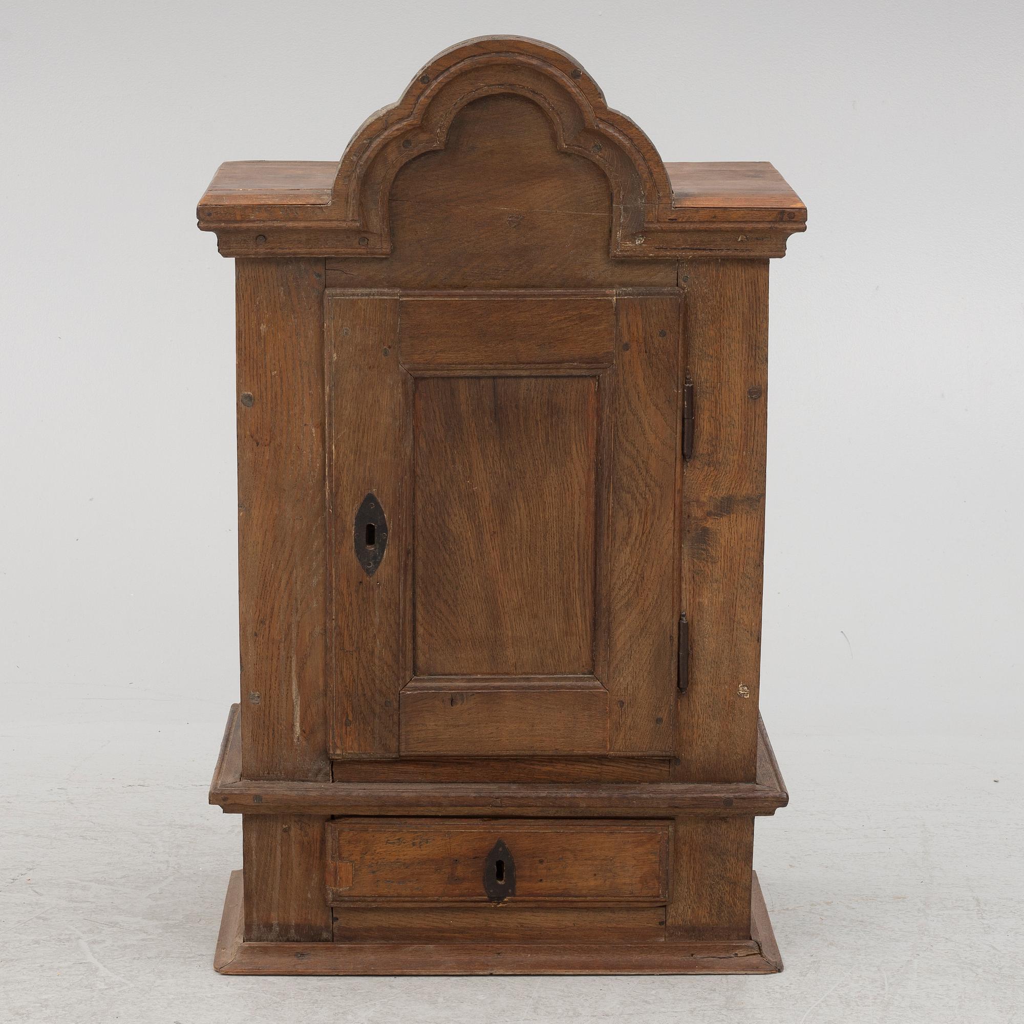 A wall cabinet, 18th/19th century.