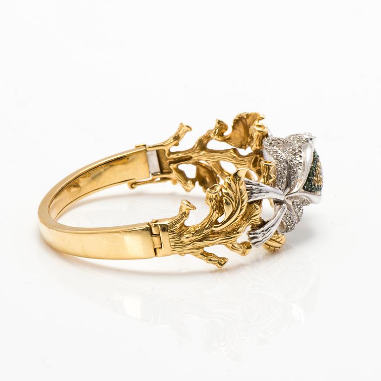 RANNEKORU, 18K valko- ja keltakultaa, timantteja n. 2.74 ct yht, vihreitä granaatteja, keltaisia safiireja.