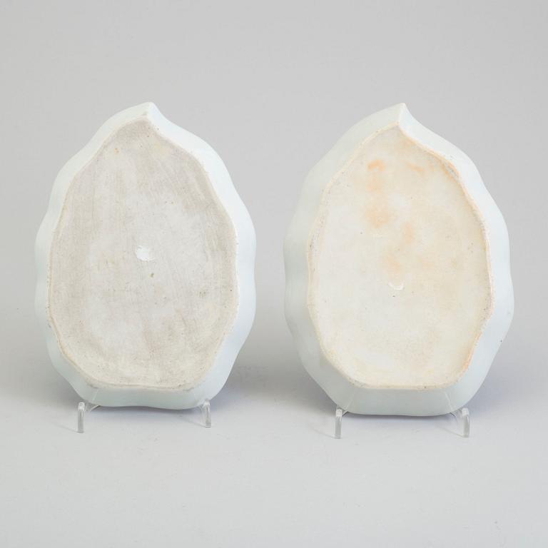 LÖVFORMADE FAT, två stycken, kompaniporslin. Qingdynastin, Qianlong (1736-95).