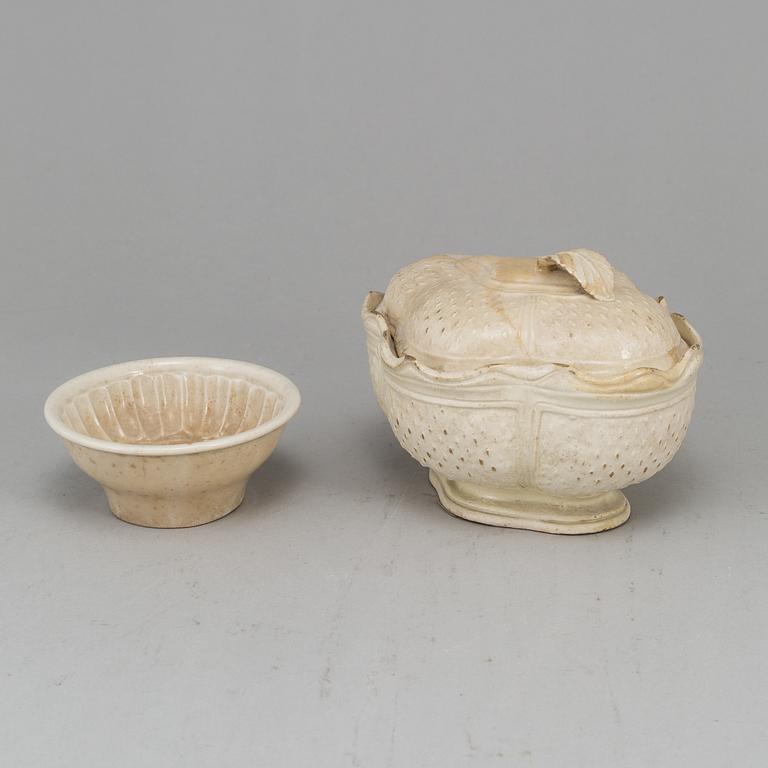 A creame weare buttertureen with cover, a cake mould and a pair of sauce boats, 18/19th Century, part Rörstrand.