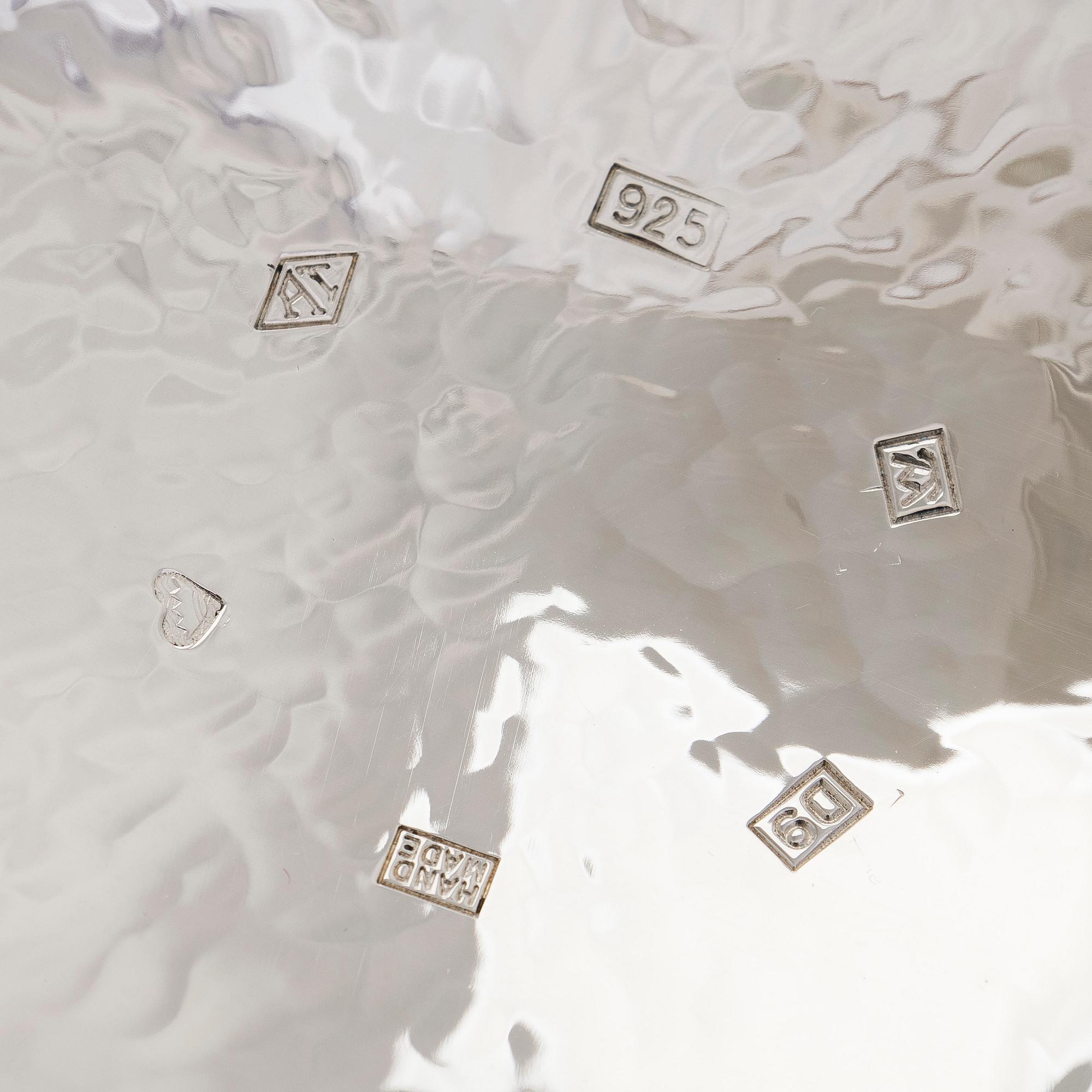 A. Tillander, skål, sterlingsilver och emalj. Helsingfors 2005.