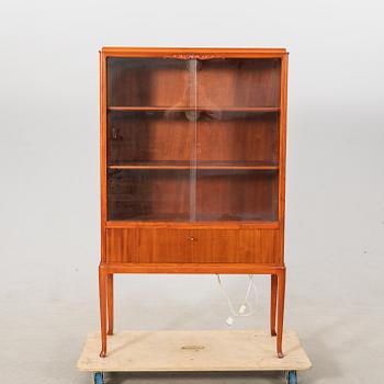 Vitrinskåp 1900-talets mitt.