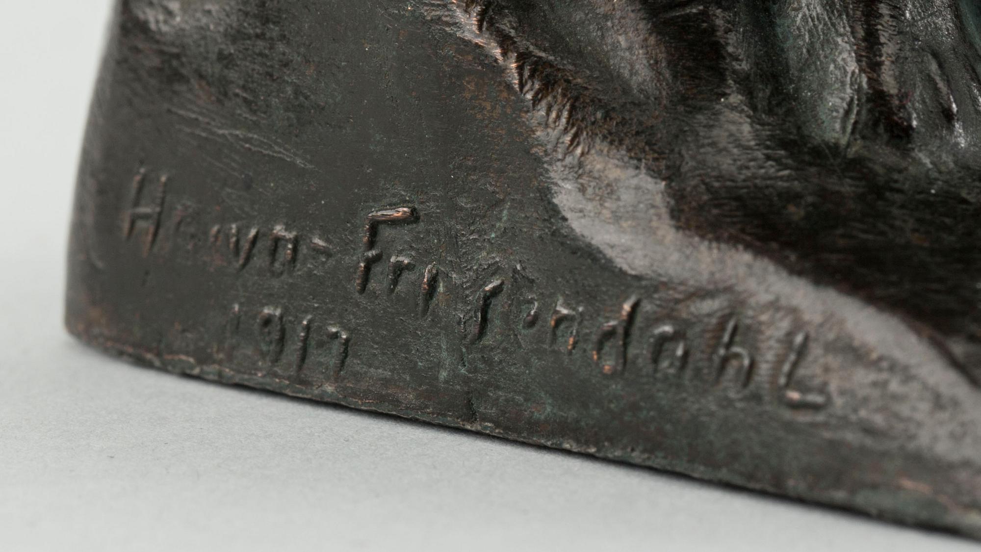 HALVAR FRISENDAHL, skulptur, mörkpatinerad brons, signerad och daterad 1917.