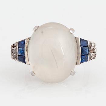 1023. Ring 14K vitguld med en cabochonslipad månsten ca 20.00 ct.