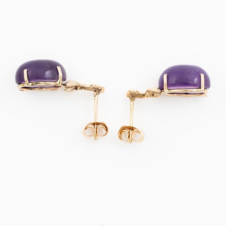 Örhängen, Mandelstam, 18K guld med cabochonslipade ametister och åttkant- och briljantslipade diamanter.