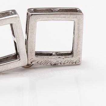 An 18K white gold bracelet with sapphires and diamonds ca. 1.00 ct in total. Italy.