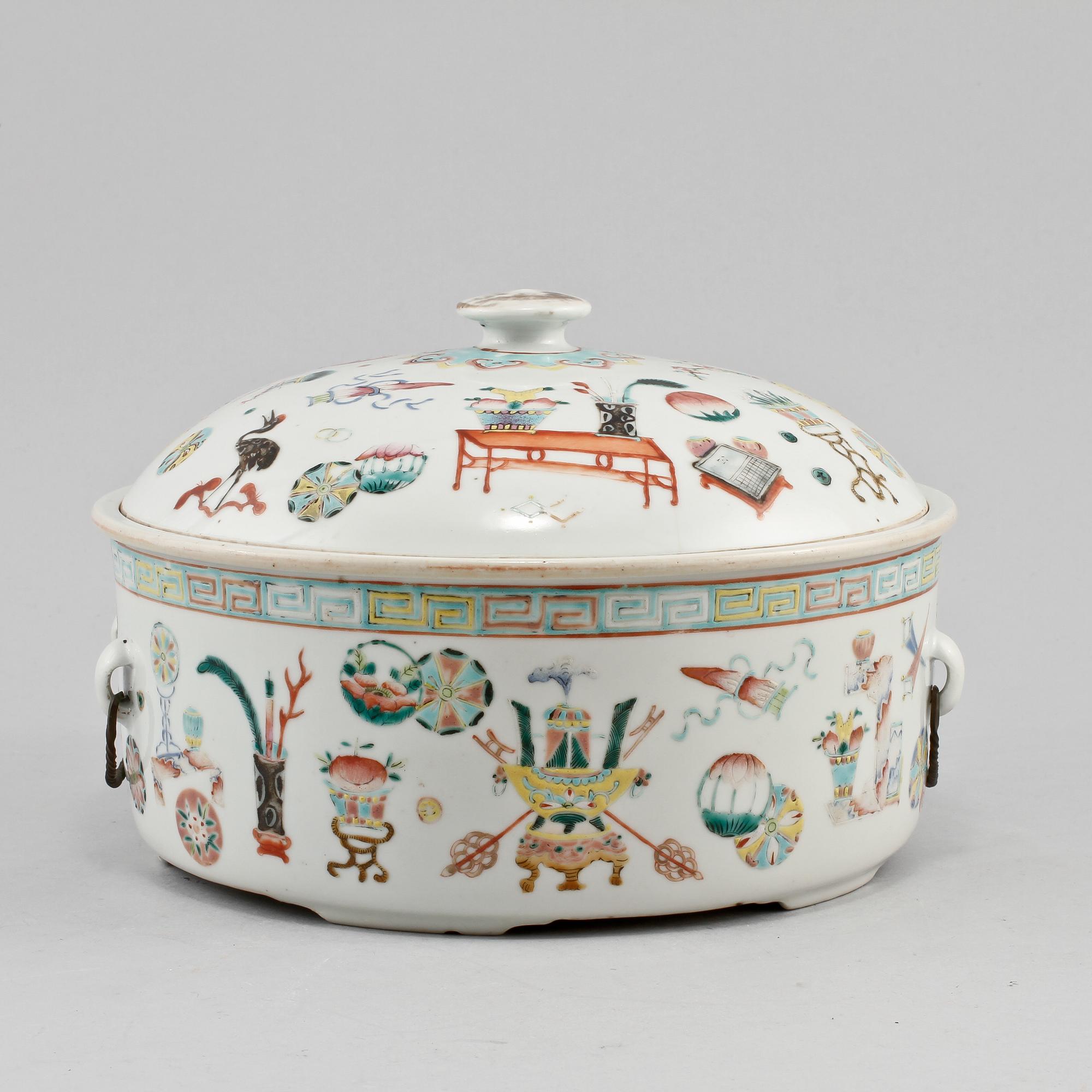 KAROTT MED LOCK, porslin, Kina, 1800-tal.