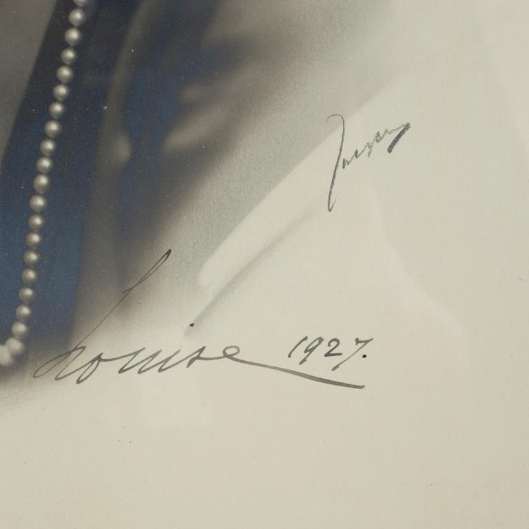 KRONPRINS GUSTAF ADOLF OCH KRONPRINSESSAN LOUISE, egenhändigt signerade fotografier daterade 1927, ett par.