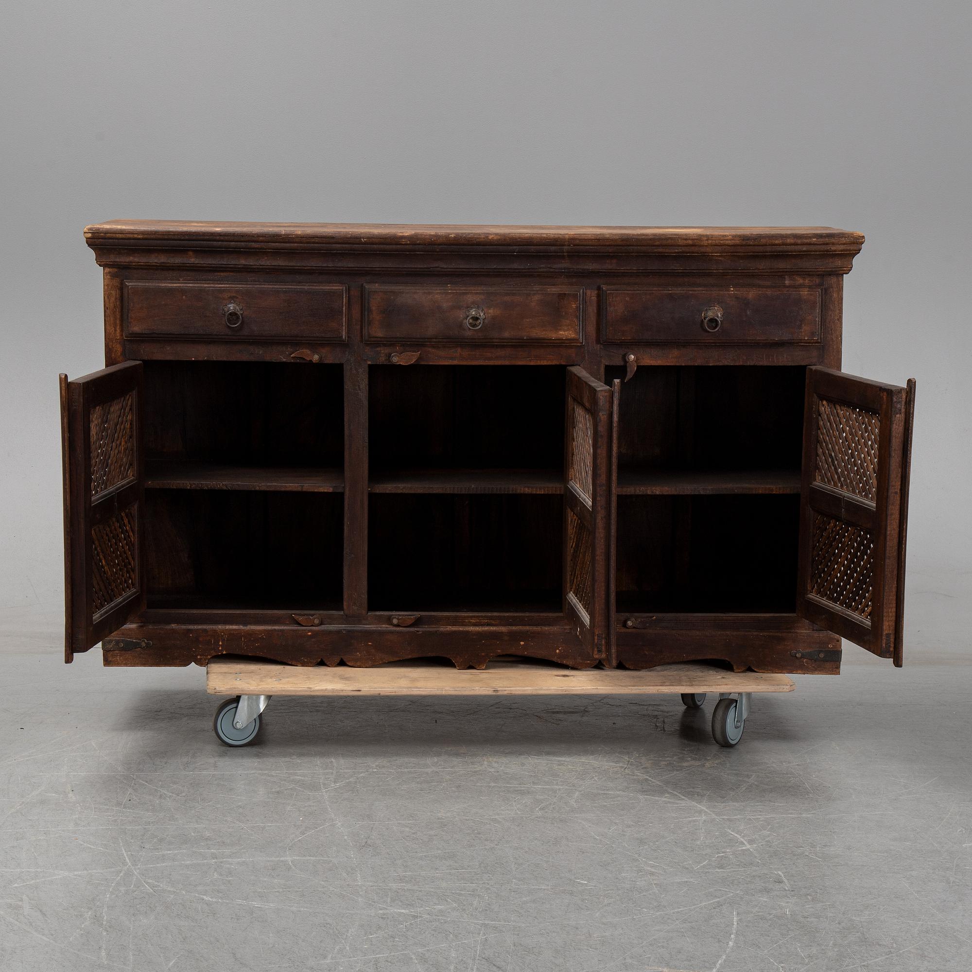 Sideboard / cupboard, late 20th / early 21th century.