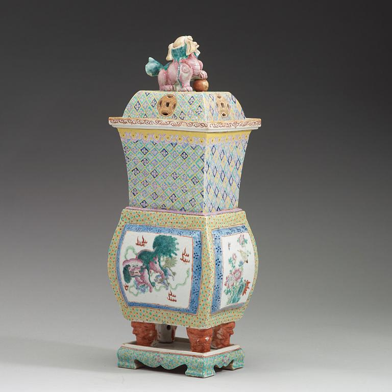 A large porcelain censer with cover and stand, Qing dynasty, 19th Century.