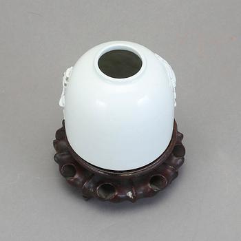 PENSELBAD, blanc de chine. Kina, 1900-tal med sigillmärke.