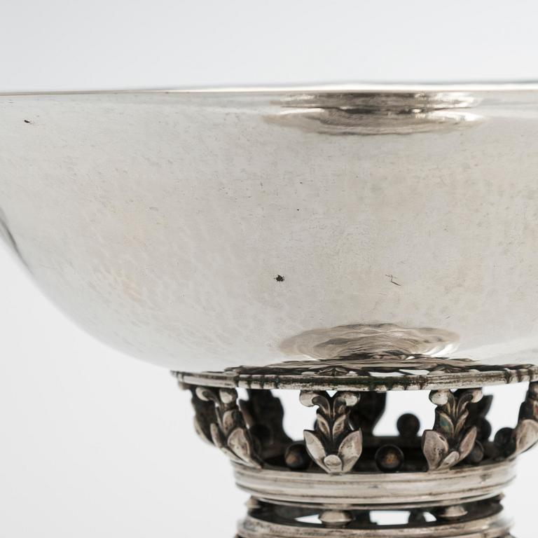 A pair of centrepiece silver bowls by Johan Rohde for Georg Jensen, Copenhagen 1915-1919. Design nr 252.
