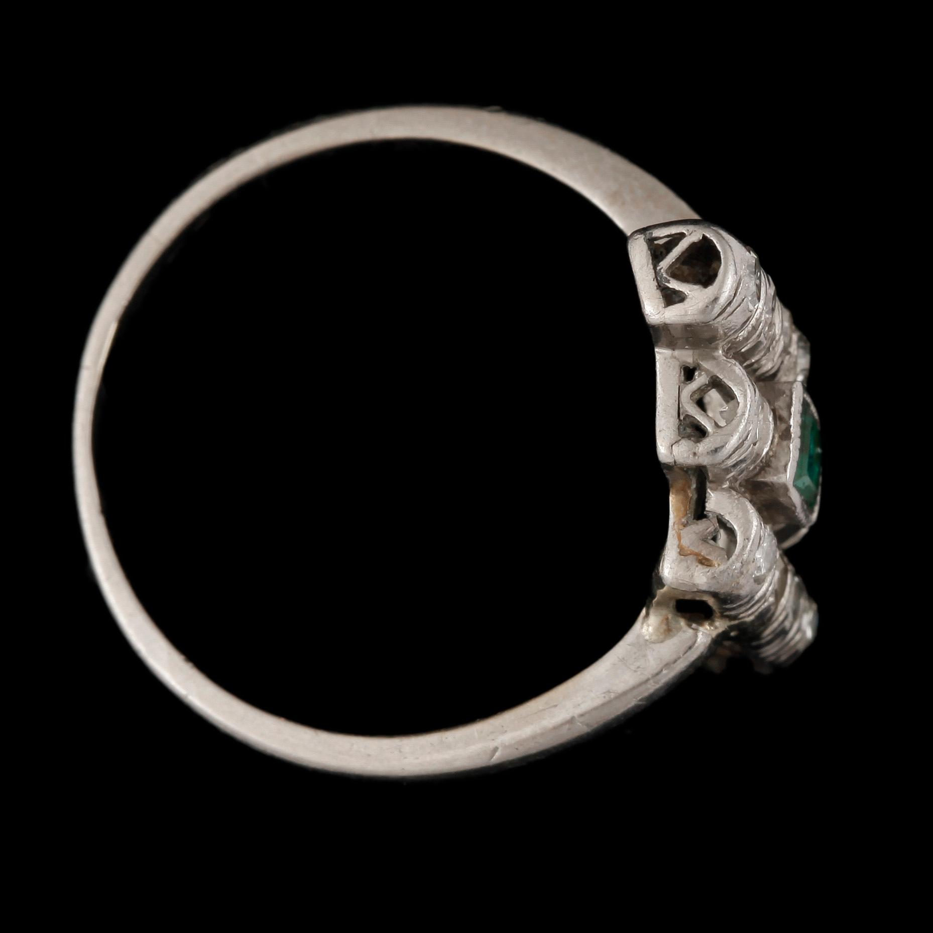 RING, vitguld, diamanter, smaragd, otydliga utländska stämplar. Vikt ca 3 gram.