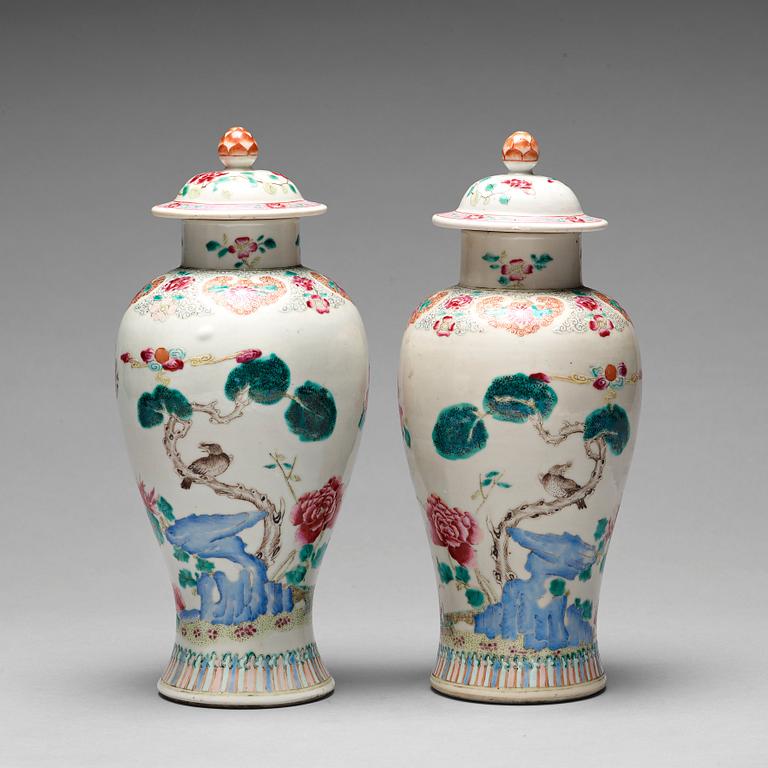 VASER med LOCK, ett par, kompaniporslin. Qingdynastin, Qianlong (1736-95).