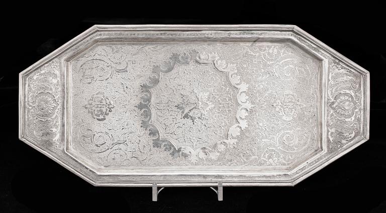 BRICKA, silver, trol Egypten, 1900-tal. Vikt ca 420 gram.