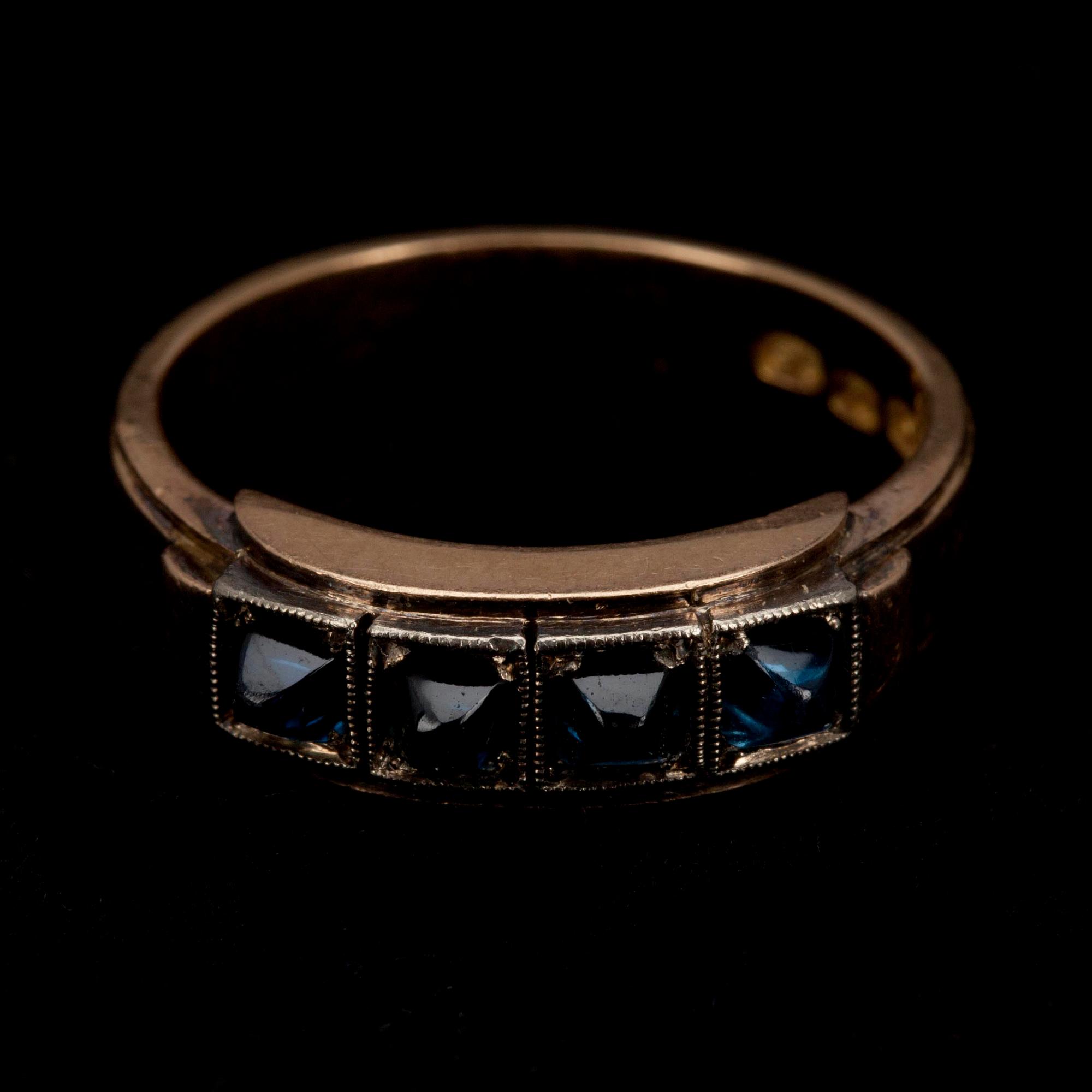 RING, 18K guld, syntetiska safirer. A. Koistinen Helsingfors 1945. Vikt 5.8 g.
