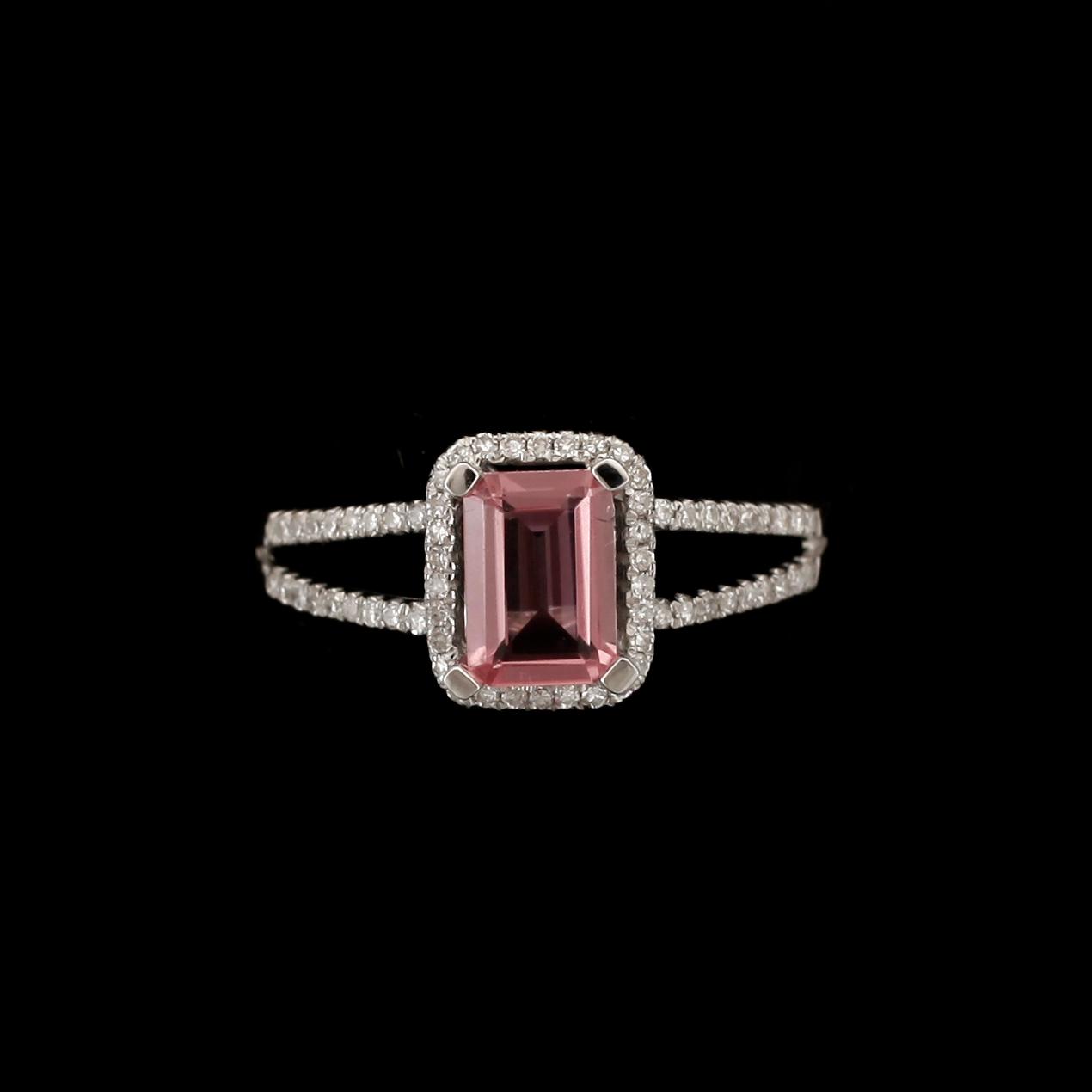 RING, 14k vitguld med rektangulär ljusrosa turmalin ca1,36ct och diamanter tot ca0,20ct.