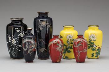 VASER, 7 delar. Emaljarbeten och cloisonné. Japan 1900-tal.