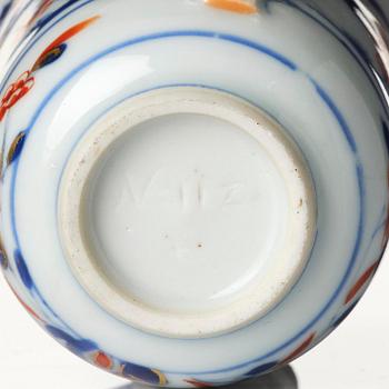 A set of two imari cups and a tea caddy, Qing dynasty, Kangxi (1662-1722). The tea cups with Johanneum mark.