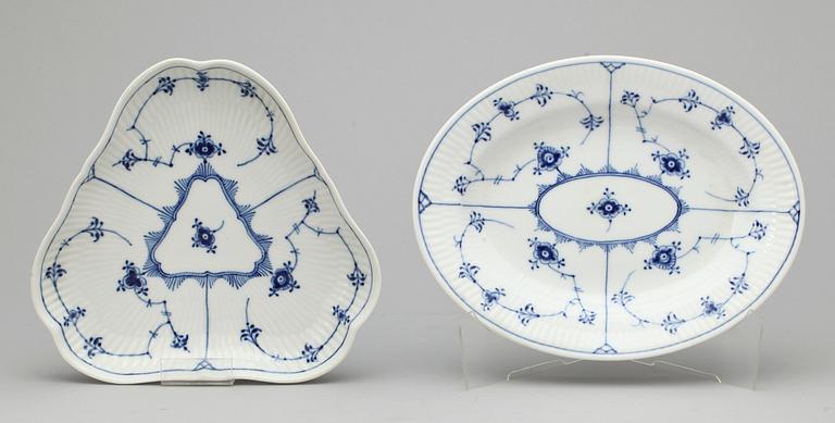 MAT- OCH KAFFESERVISDELAR, 59 st, porslin, "Musselmalet", Royal Copenhagen och Bing & Grøndahl, Danmark.