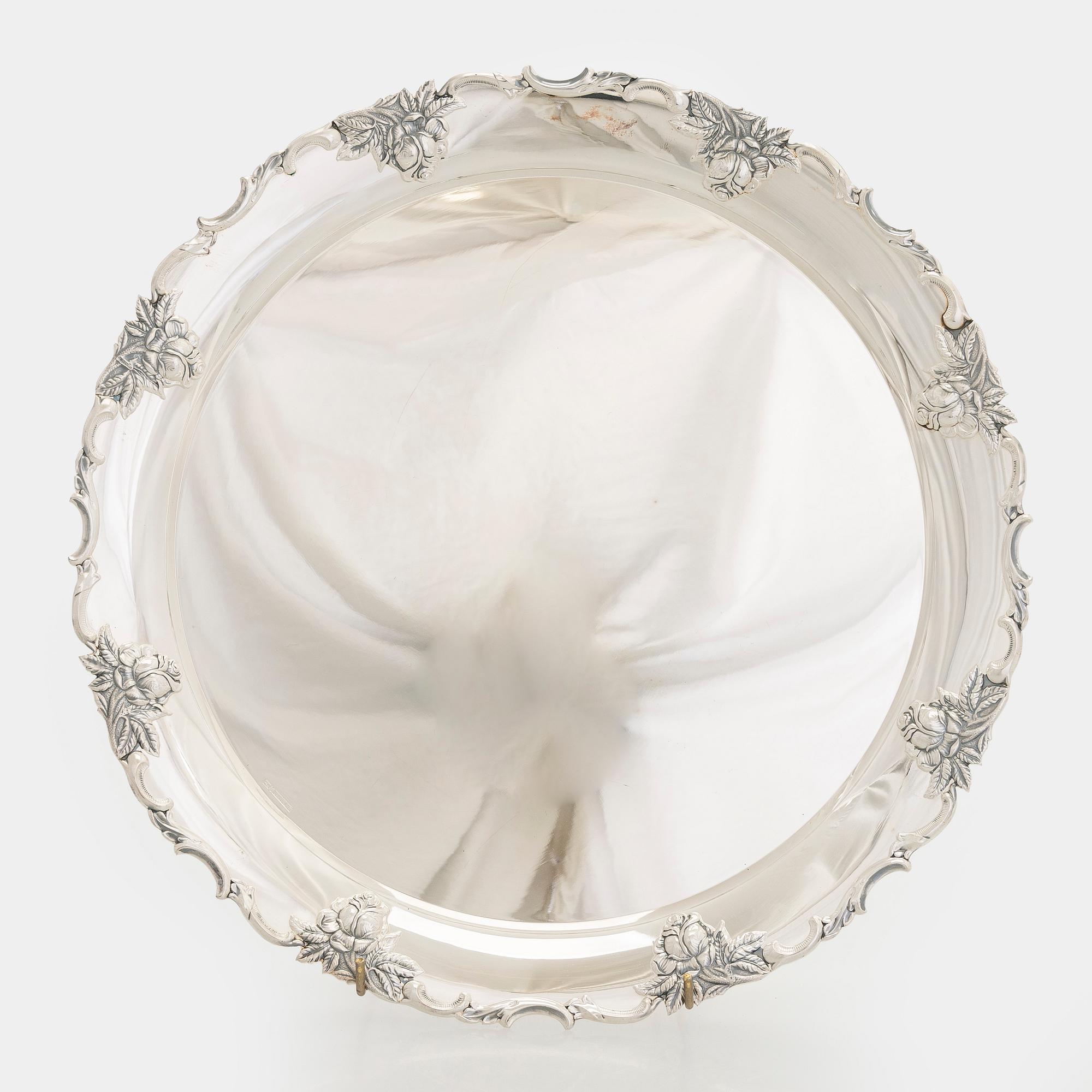 Tarjotin, hopeaa, Auran Kultaseppä Oy, Turku 1976.