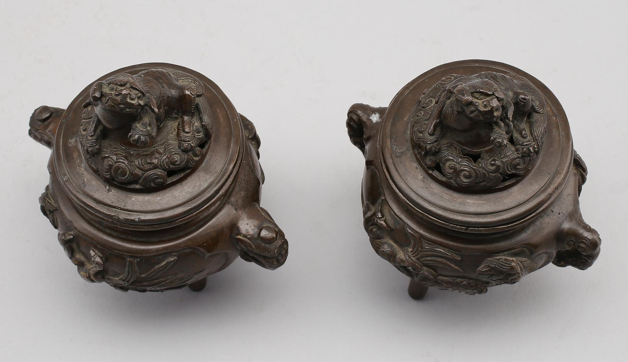 RÖKELSEURNOR, 1 par, brons, Kina, 1900-tal.