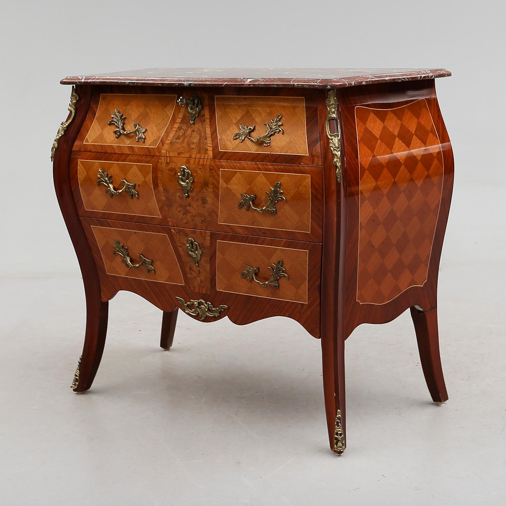 BYRÅ, rokokostil, 1900-talets andra hälft.