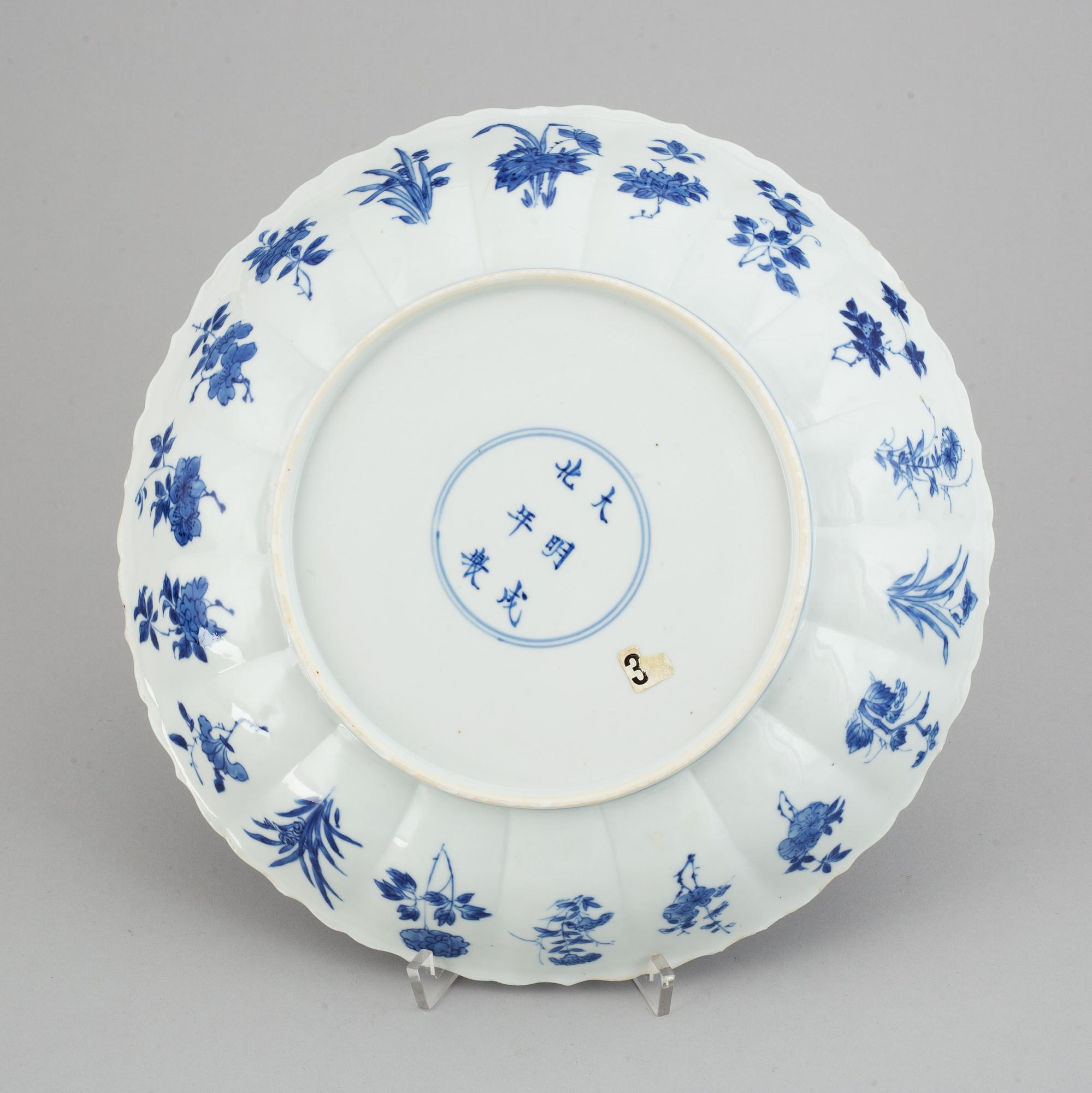 A blue and white dish, Qing dynasty, Kangxi (1662-1722).