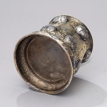 HOPEINEN TUOPPI, Nürnberg noin 1660-luvulta, tuntematon kultaseppä, paino  679 g.