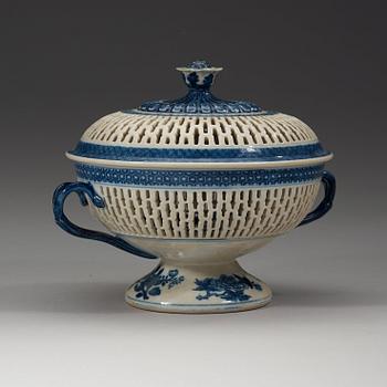 A blue and white basket with cover, Qing dynasty Jiaqing (1796-1820).