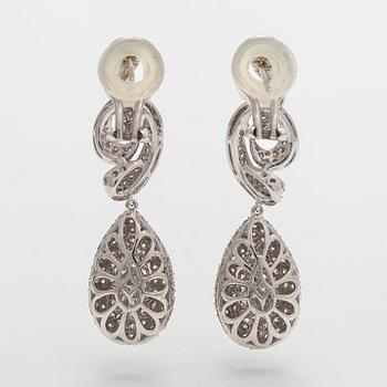 Korvakorut, 18K valkokultaa ja briljanttihiottuja timantteja.