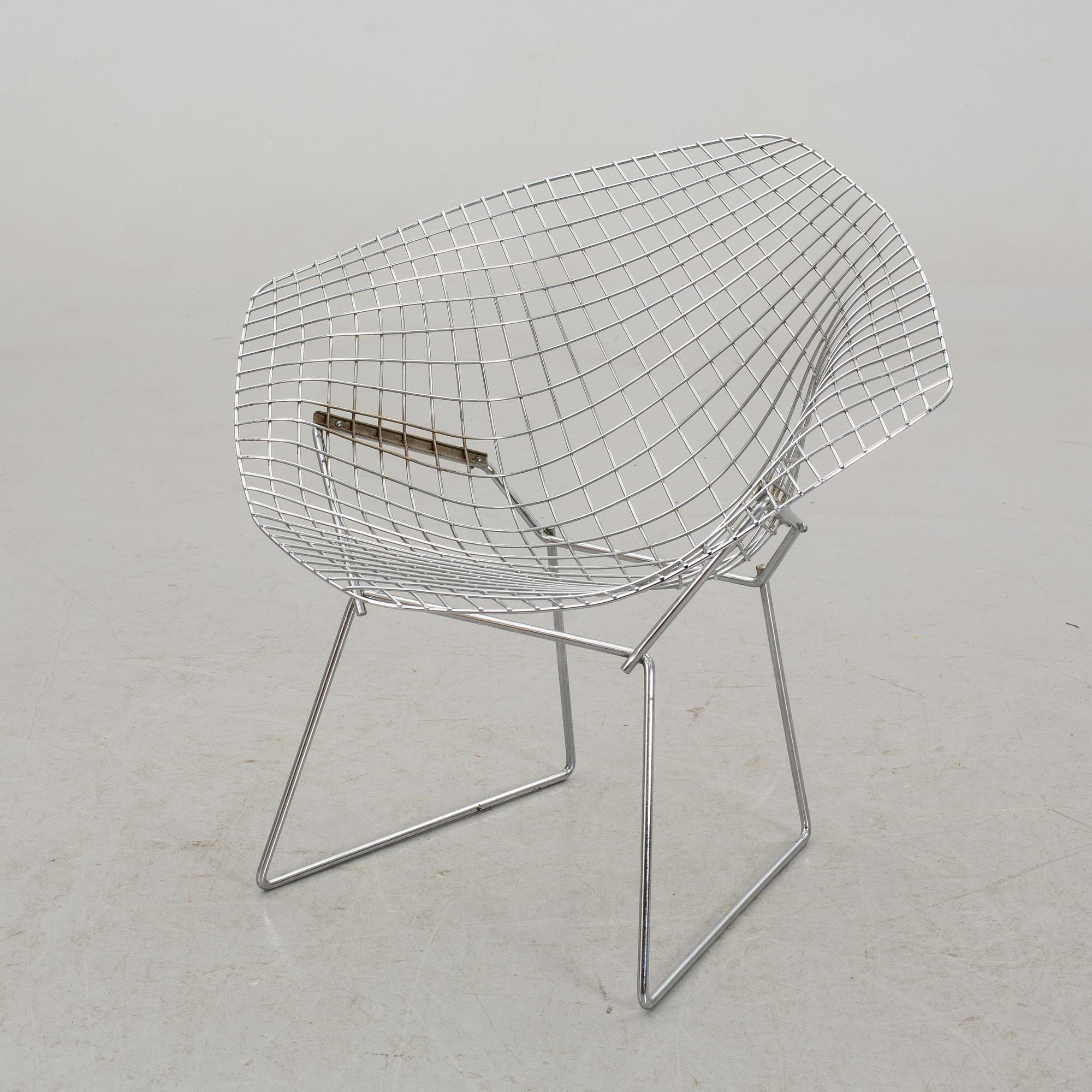 A HARRY BERTOIA "DIAMOND CHAIR".