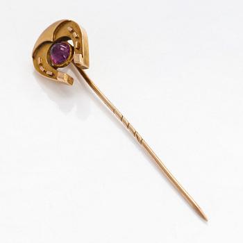 Tie pin, cabochon-cut amethyst, 14K gold.