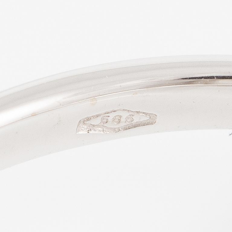 Ring 14K vitguld med briljantslipade diamanter.