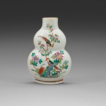 324. A famille rose wall vase, Qing dynasty, 19th Century.