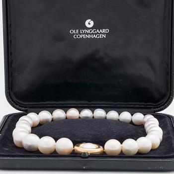 LYNNGGARD SOUTH SEA cultured pearl necklace, clasp 18K gold w 2 brilliant-cut diamonds approx 0,20 ct in total.