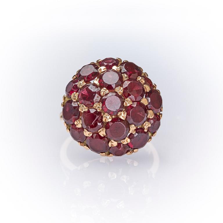 RING, 14K guld med fasettslipade granater.