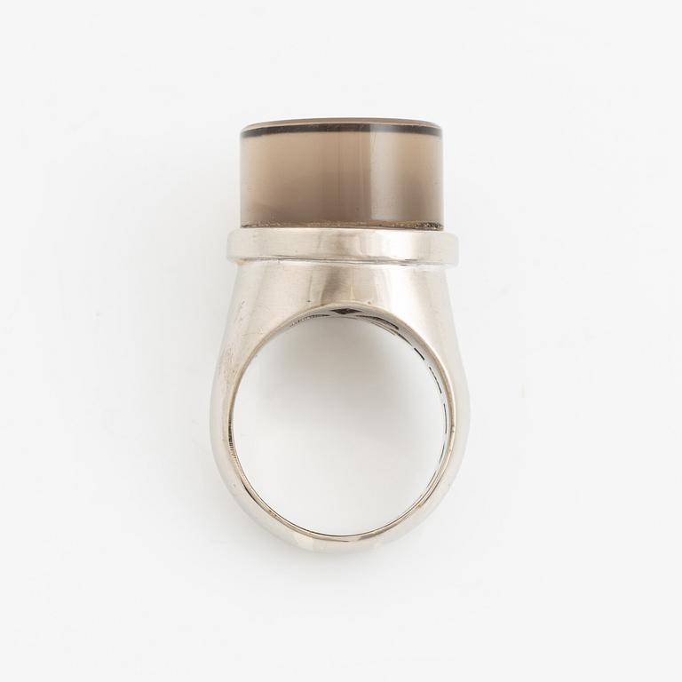 Sigurd Persson, ring, 18K vitguld med rökkvarts, Stockholm 1963.