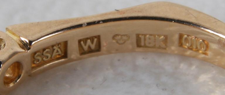 RING, 18K guld med 7 briljanter tot 0,50 WSI enl gravyr.