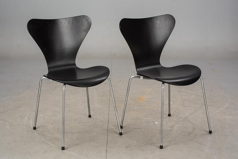 STOLAR, ett par, "Sjuan", Arne Jacobsen, Fritz Hansen, etikettmärkta 2000.