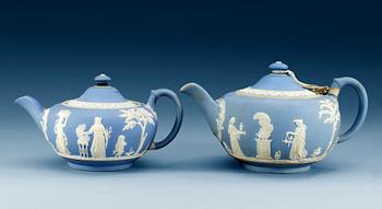 1262. TEKANNOR, två stycken, jasperware. Wedgwood, England.