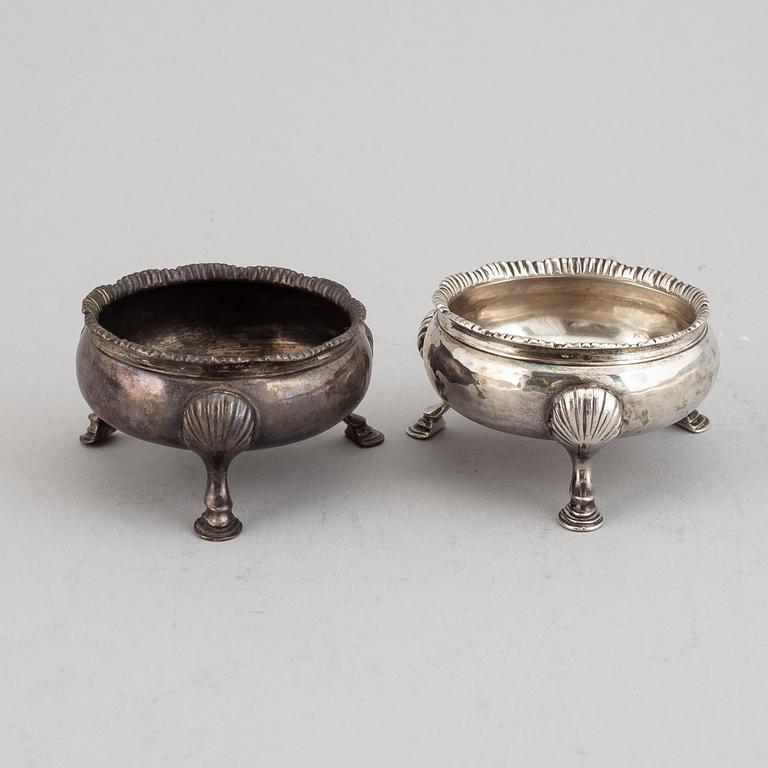 Saltkar 2 par snarlika, silver, London 1762 (större) & 1769 (mindre).