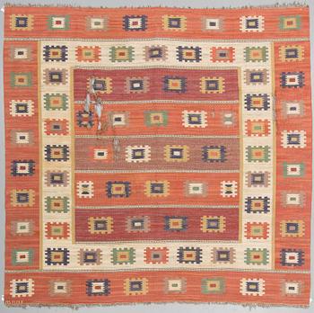 MÄRTA MÅÅS-FJETTERSTRÖM, A CARPET, "Röd grön äng", flat weave, ca 253 x 255,5 cm, signed AB MMF.