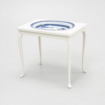 A blue and white porcelain dish, China, Qing dynasty, late 18th century, mounted in a table.