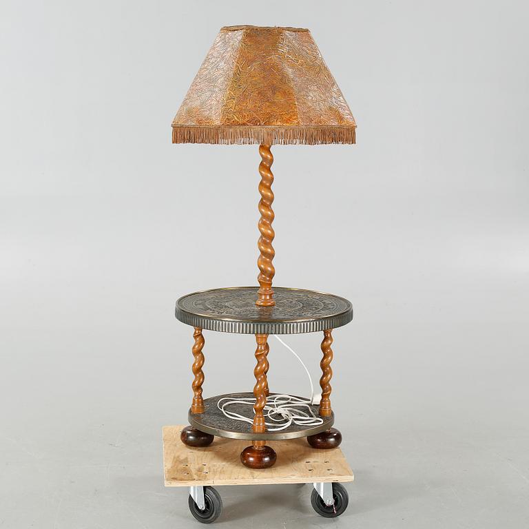 BORD MED LAMPA, 1900-tal.