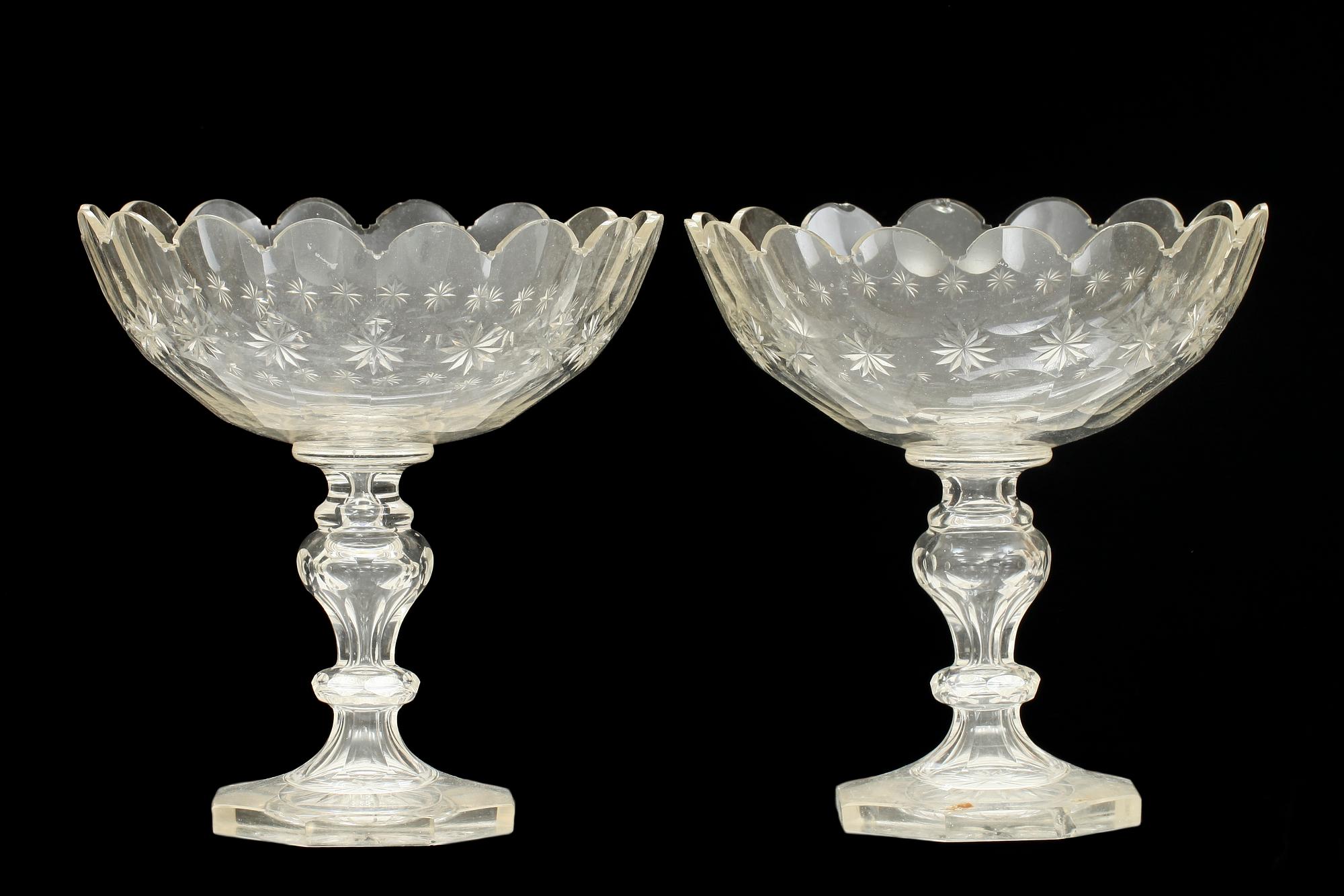 SKÅLAR PÅ FOT, ett par, glas, 1800-tal.